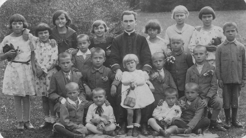 parafia polskokatolicka 1_02.jpg - Rok 1930. Ks. Witold Biernacki w otoczeniu dzieci